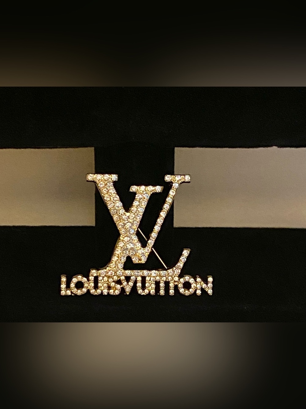 Fashion Jewelry Gold Crystal Logo L-V-Luxury Brooch with Clear Rhinestones